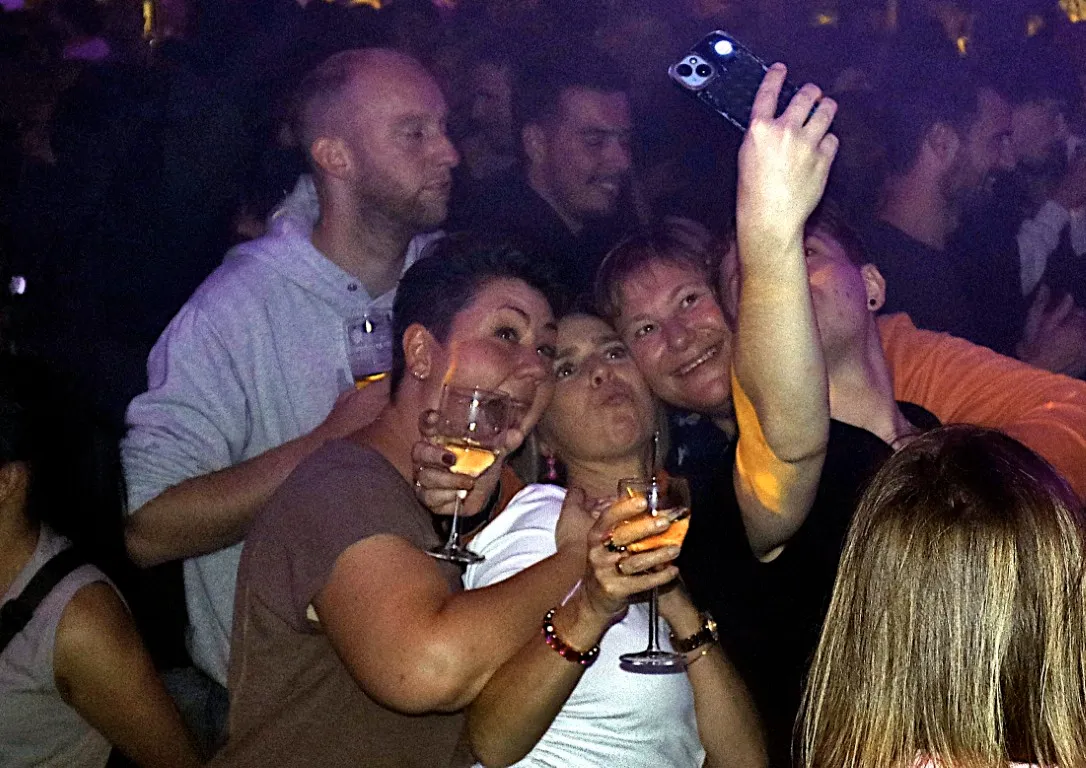 mensen aan het lachen en poseren voor een selfie op de jaarmarkt van Rode